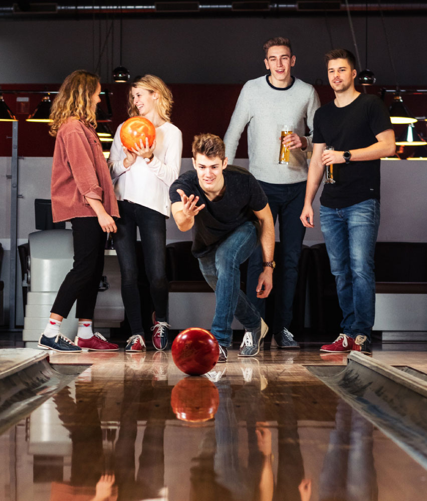 Jugendliche beim Bowling im NXP Bowling St. Pölten